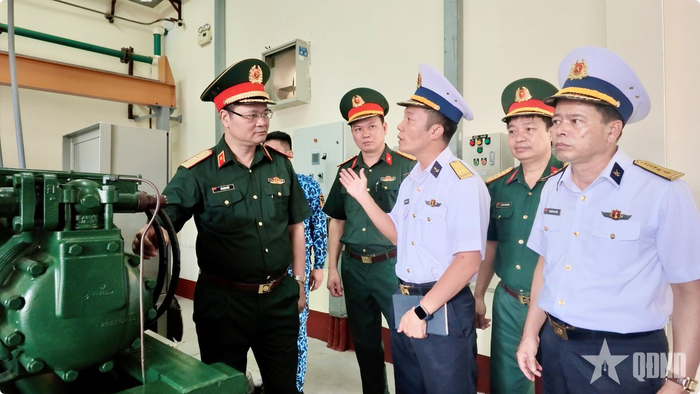Đoàn công tác kiểm tra Trạm bảo đảm năng lượng (Lữ đoàn 189).