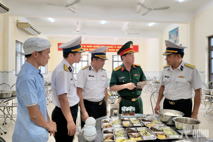 Thủ trưởng Cục Quân nhu kiểm tra công tác bảo đảm bữa ăn cho bộ đội tại bếp ăn cơ quan Bộ tư lệnh Vùng 4 Hải quân.