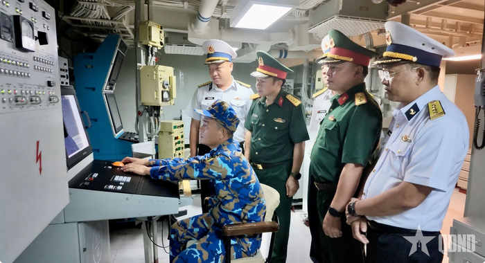 Thủ trưởng Cục Kỹ thuật quân, binh chủng kiểm tra công tác bảo đảm kỹ thuật tại Lữ đoàn 162 (Vùng 4 Hải quân). 