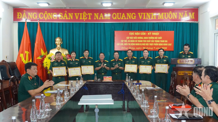 Đại tá Võ Văn Phương, Chính ủy Cục Hậu cần - Kỹ thuật Quân khu 9 khen thưởng các tập thể và cá nhân. 
