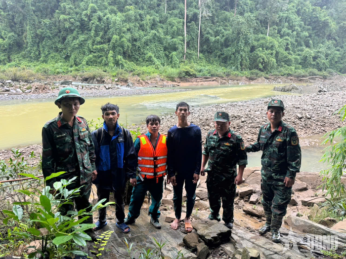 Anh Nguyễn Quốc Văn và anh Phạm Hoàng Bảo Duy (thứ tư từ trái sang) sau khi được đưa tới khu vực an toàn.