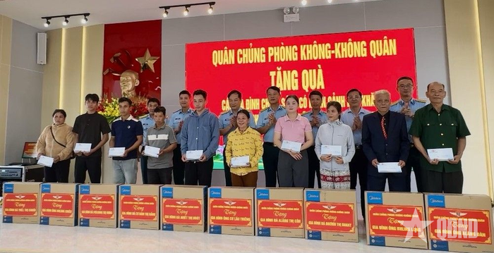 Tặng quà các gia đình chính sách trên địa bàn xã Tây Giang.