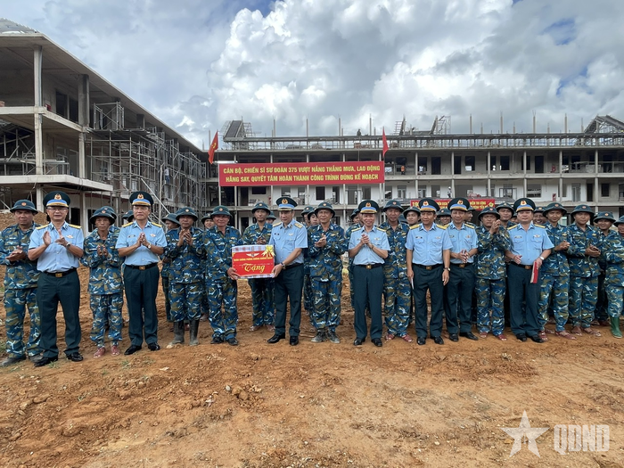 Động viên, tặng quà cán bộ, chiến sĩ Sư đoàn 375 tham gia xây dựng Trường Phổ thông nội trú liên cấp Tiểu học và Trung học cơ sở Tây Giang.