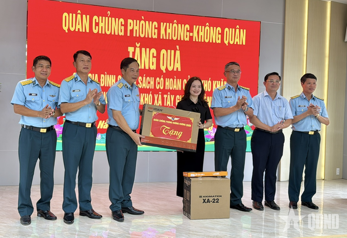 Đoàn công tác tặng quà Trường Phổ thông nội trú liên cấp Tiểu học và Trung học cơ sở Tây Giang.
