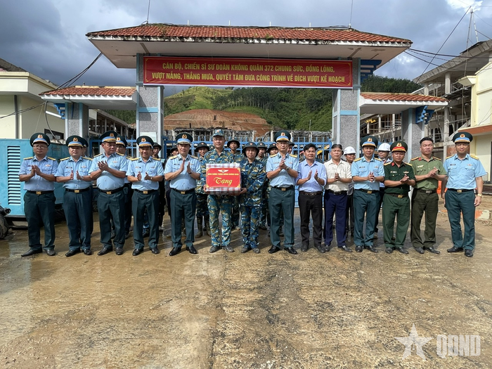 Động viên, tặng quà cán bộ, chiến sĩ Sư đoàn 372 tham gia xây dựng Trường Phổ thông nội trú liên cấp Tiểu học và Trung học cơ sở A Vương.