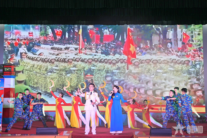 Các đội thực hành tuyên truyền kết hợp sân khấu hóa.