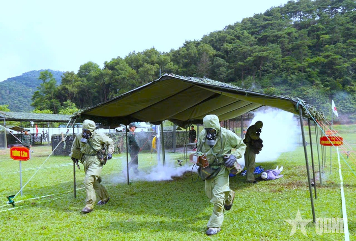 Đội tuyển luyện tập phần thi ứng phó, khắc phục sự cố cháy nổ, hóa chất độc.