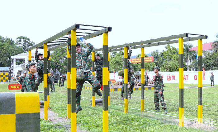 Đội tuyển luyện tập phần thi vật cản thang tay.