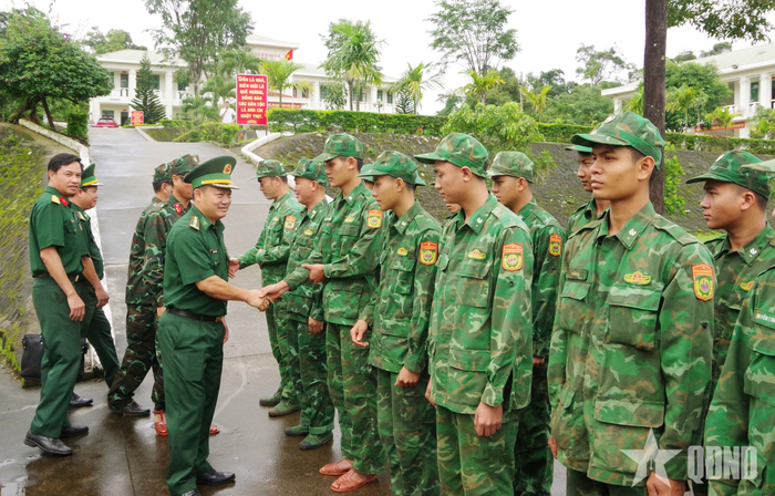 Lãnh đạo Ban chỉ huy Bộ đội Biên phòng tỉnh Lâm Đồng động viên cán bộ, chiến sĩ trước khi lên đường thực hiện nhiệm vụ.