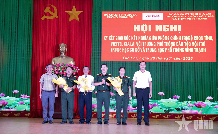 Đại tá Võ Tấn Tài tặng hoa chúc mừng các đơn vị ký kết giao ước kết nghĩa.