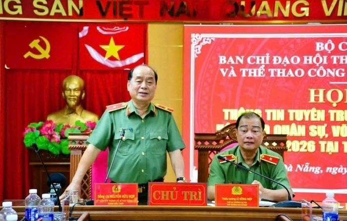 Thiếu tướng Nguyễn Hữu Hợp phát biểu kết luận tại buổi họp báo.