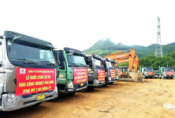 Nhiều máy móc, thiết bị và phương tiện vận tải tham gia thi công tại Lễ khởi công.