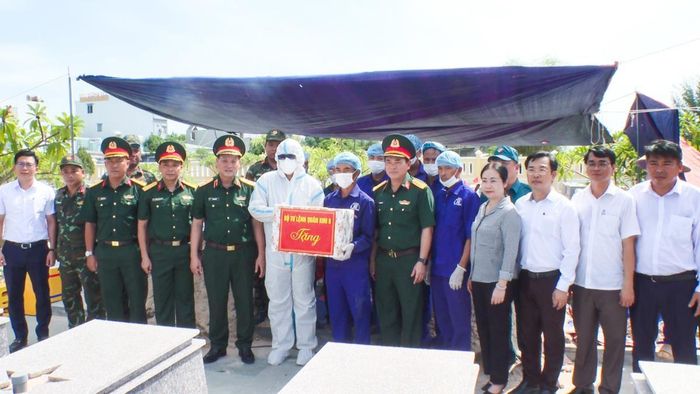 Trung tướng Lê Ngọc Hải thăm hỏi, động viên lực lượng làm nhiệm vụ tại hiện trường.