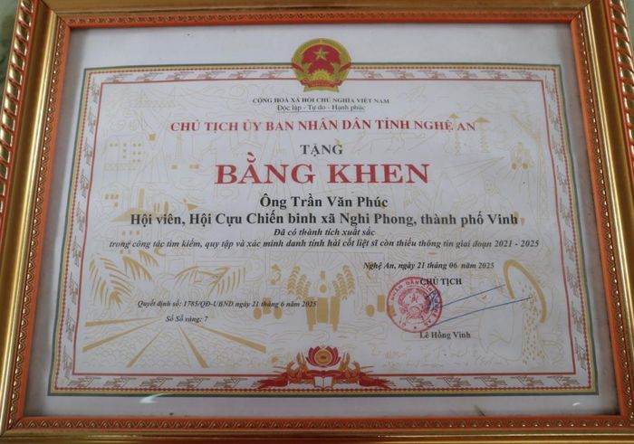 Cựu chiến binh Trần Văn Phúc được UBND tỉnh Nghệ An trao tặng bằng khen về công tác tìm kiếm, quy tập hài cốt liệt sĩ.