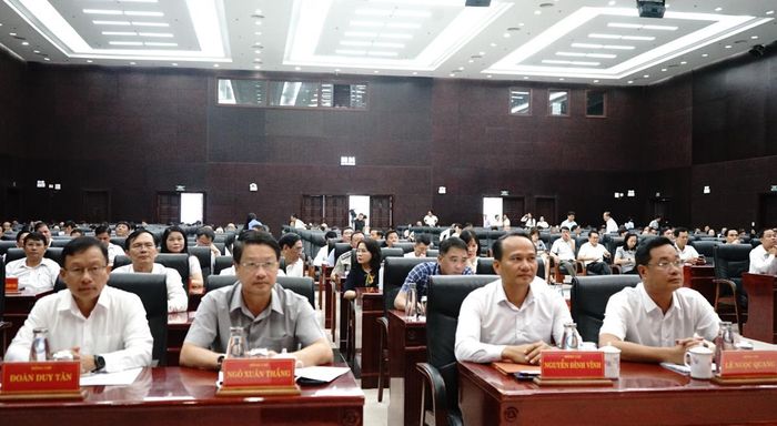 Bí thư Thành ủy Lê Ngọc Quang (hàng đầu, ngoài cùng, bên phải) chủ trì hội nghị tại điểm cầu Đà Nẵng