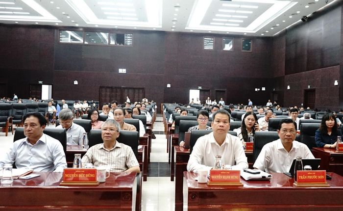 Các đồng chí lãnh đạo thành phố (hàng đầu) tham dự tại điểm cầu Đà Nẵng