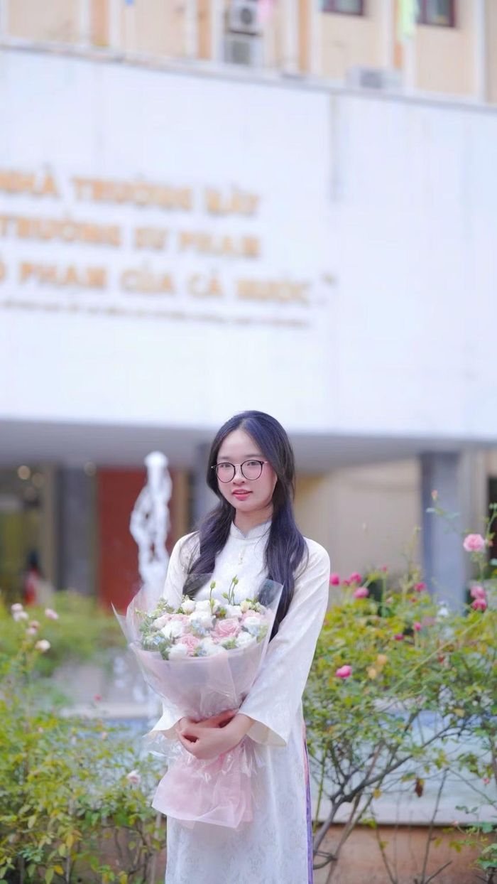 Thúy Hiền tham gia Tuần lễ chào mừng Ngày Nhà giáo Việt Nam 20/11 tại trường ĐH Sư phạm Hà Nội, tháng 11/2025.
