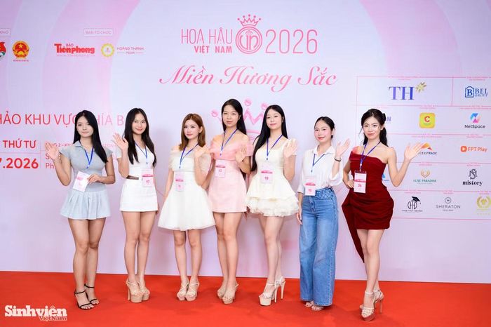 Dàn người đẹp Học viện Tài chính rạng rỡ tại thảm đỏ Sơ khảo 'Hoa hậu Việt Nam' khu vực phía Bắc.