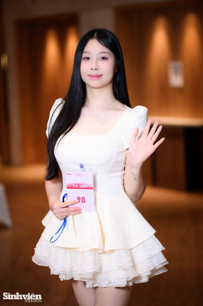Thí sinh Nguyễn Kim Ngân (sinh viên năm thứ nhất, khoa Tài chính Ngân hàng, Học viện Tài chính) bày tỏ sự hồi hộp khi lần đầu tham gia một cuộc thi lớn. Ngân có lợi thế chiều cao 1,68m cùng kinh nghiệm góp mặt trong nhiều show diễn thời trang của câu lạc bộ. “Mình nghĩ đây sẽ là một dấu mốc quan trọng trong cuộc đời. Mình quyết tâm bước ra khỏi vùng an toàn để thử sức và trải nghiệm nhiều hơn”, Kim Ngân chia sẻ.
