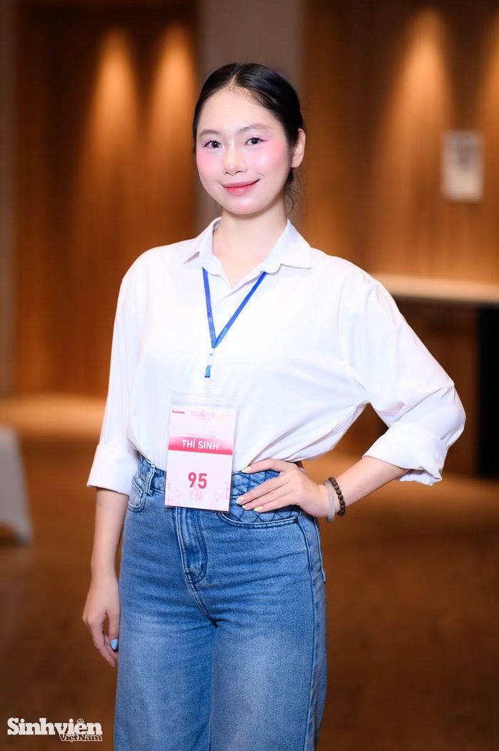 Nguyễn Phương Anh (khoa Kế toán, Học viện Tài chính) chia sẻ, ban đầu, cô khá ngợp vì các thí sinh khác đều rất xinh đẹp. Tuy nhiên, nữ sinh nhanh chóng lấy lại sự tự tin vì đã có quá trình chuẩn bị kỹ lưỡng. Phương Anh cho biết bản thân từng nỗ lực giành vị trí Á quân và giải khuôn mặt đẹp nhất tại cuộc thi 'The Face Plus' năm 2024. Trước giờ bước vào vòng trong, cô cũng không quên dành những lời chúc tốt đẹp nhất đến các bạn đồng trang lứa, mong tất cả sẽ luôn tự tin, tỏa sáng và thể hiện tốt nhất khả năng của mình.