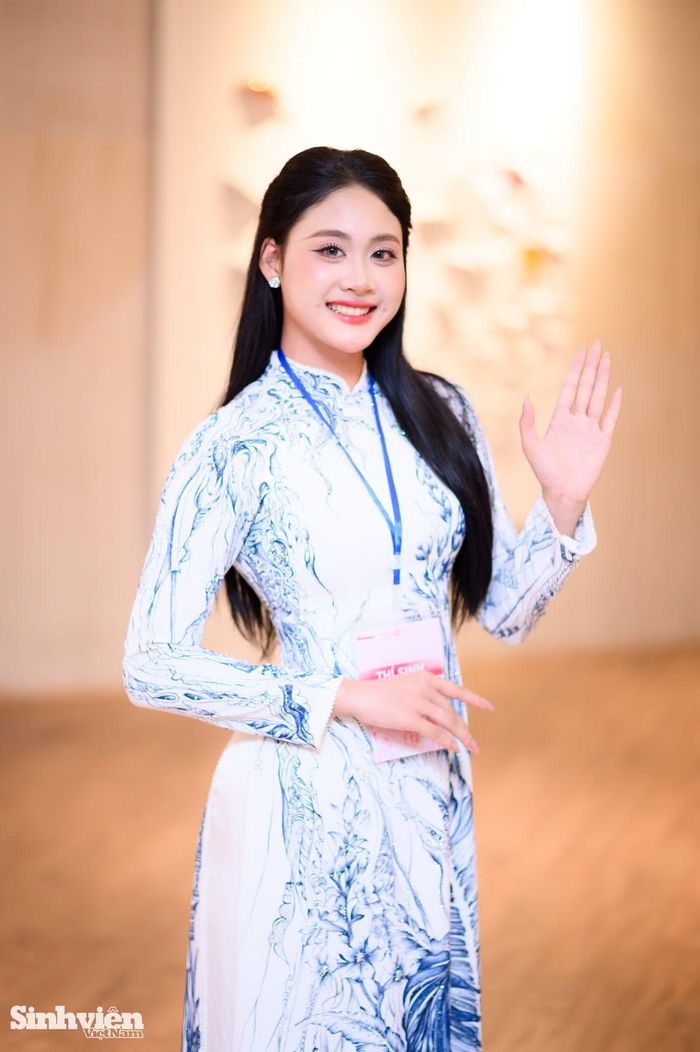 Gây ấn tượng với chiều cao 1,70m cùng hình thể săn chắc, Nguyễn Thị Hạnh (năm thứ hai, chuyên ngành Quản lý Thể dục Thể thao, trường ĐH Khoa học, ĐH Thái Nguyên) chia sẻ, cô đã háo hức dậy từ 4h sáng để chuẩn bị. Từng là một vận động viên chuyên nghiệp và giành nhiều huy chương Vàng, Bạc, Đồng ở các giải quốc gia lẫn quốc tế, cô gái mang số báo danh 033 tỏa ra nguồn năng lượng mạnh mẽ: “Từng là một cô gái theo đuổi thể thao, mình muốn truyền lại cảm hứng về lối sống lành mạnh, sống khỏe, sống vui và thể thao tích cực”.