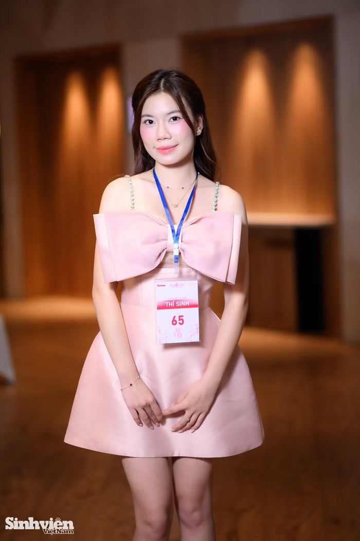 Lê Ánh Dương (Số báo danh 065), sinh viên năm thứ ba, ngành Sư phạm Tiếng Trung Quốc, trường ĐH Sao Đỏ ghi dấu ấn với nhan sắc ngọt ngào tại Sơ khảo 'Hoa hậu Việt Nam 2026'. Ánh Dương hiện là Ủy viên Ban Chấp hành Thành Đoàn Hải Phòng và từng đảm nhận vai trò dẫn chương trình cho nhiều sự kiện. Chia sẻ về mục tiêu dự thi, Ánh Dương cho biết: "Đến với cuộc thi, mình mang tâm thế học hỏi để trau dồi bản thân. Dù có chút bồi hồi khi gặp gỡ nhiều thí sinh xuất sắc, mình hy vọng trải nghiệm này sẽ giúp bản thân từng bước trưởng thành hơn". Nữ đảng viên trẻ cũng dành lời tri ân đến gia đình và thầy cô, những hậu phương luôn động viên cô bước ra khỏi vùng an toàn.