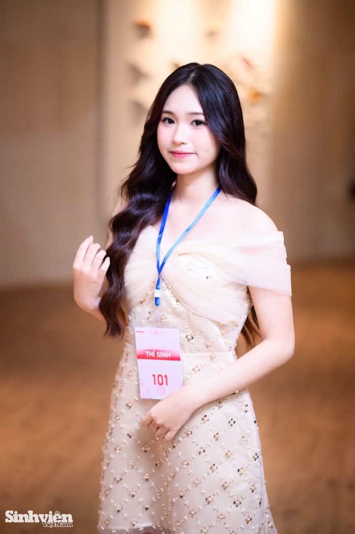 Lê Kim Ngân (sinh năm 2006, Hà Nội) hiện là sinh viên ngành Ngôn ngữ và văn hóa Trung Quốc, trường ĐH Ngoại ngữ (ĐHQG Hà Nội). Nữ sinh cho biết, cô không giấu được sự bồi hồi trước phần thi nhân trắc học. Chia sẻ về cơ duyên đến với sân chơi lớn, nữ sinh 20 tuổi tiết lộ: "Mình từng theo dõi chương trình từ lâu nhưng còn e ngại. Nhờ một người bạn cùng lớp động viên và chủ động đăng ký giúp, mình mới quyết tâm hoàn thiện hồ sơ để thử sức". Kim Ngân cũng dành lời chúc bình tĩnh, tự tin đến tất cả các thí sinh tham gia.