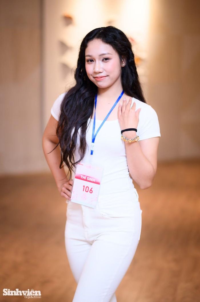 Thí sinh Lã Hồng Vân (Số báo danh 106) là sinh viên khoa Ngôn ngữ và văn hóa Pháp, trường ĐH Ngoại ngữ (ĐHQG Hà Nội). Trái ngược với vẻ ngoài dịu dàng cùng nét đẹp mang hơi hướng lai Tây, Hồng Vân lại sở hữu một bảng thành tích khá cá tính. Cô từng lọt Top 10 và giành giải Người đẹp thể thao tại cuộc thi Tỏa sáng ngoại ngữ của ĐHQG Hà Nội, đồng thời có niềm đam mê với bộ môn võ thuật. "Mình khá lo lắng nhưng luôn có gia đình, thầy cô đồng hành. Mình mong các bạn sẽ luôn tự tin và yêu bản thân, bởi vì chúng ta đều xinh đẹp", nữ sinh bộc bạch.
