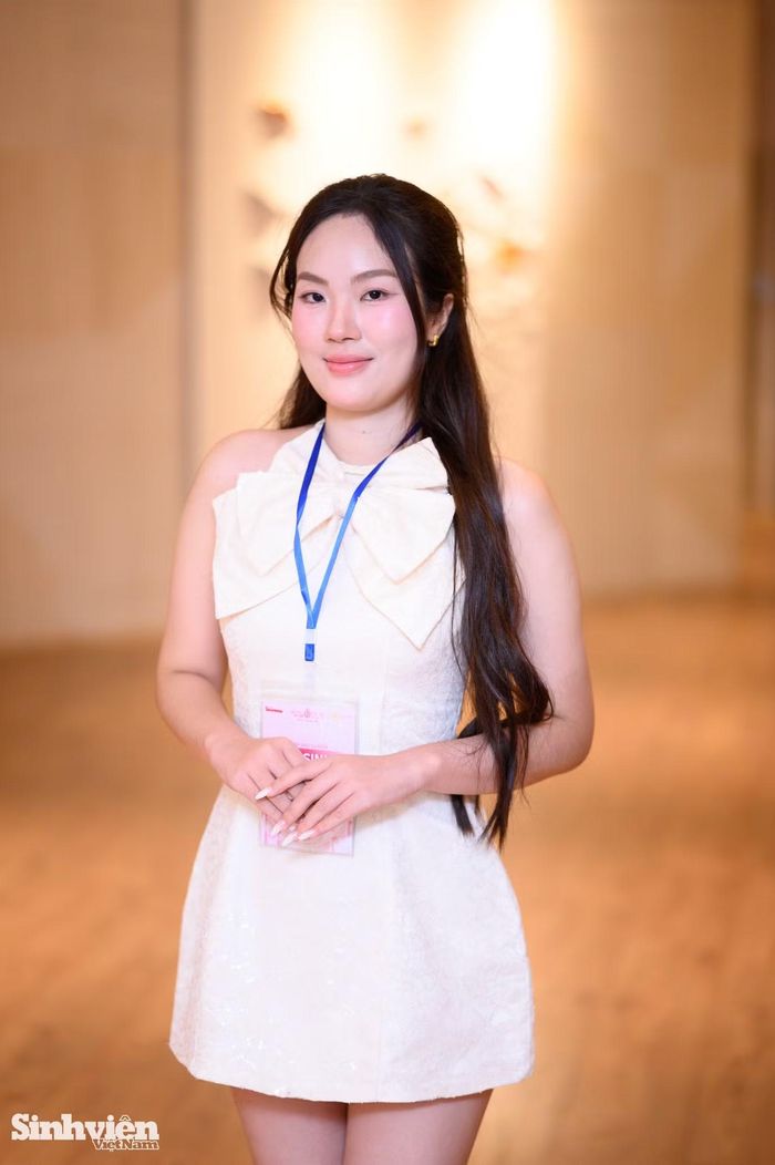 Phạm Nguyên Hoa (sinh năm 2007, quê Phú Thọ) vừa hoàn thành chương trình năm thứ nhất, ngành Quan hệ quốc tế, Học viện Ngoại giao. Chia sẻ về cảm xúc khi tham gia vòng Sơ khảo 'Hoa hậu Việt Nam 2026', nữ sinh không giấu được sự hồi hộp và mong chờ khi lần đầu tiên được bước lên một sân khấu lớn. Bên cạnh vẻ đẹp ngọt ngào, Nguyên Hoa còn sở hữu bảng thành tích học tập đáng nể khi liên tục đạt danh hiệu học sinh Xuất sắc suốt ba năm THPT, đạt Học sinh giỏi cấp Tỉnh bảy năm liên tiếp và sở hữu chứng chỉ IELTS 7.5. Ở môi trường đại học, cô còn là một thực tập sinh năng nổ của Ban Truyền thông, khoa Chính trị quốc tế và Ngoại giao. "Mình mong tất cả các bạn luôn tự tin, dũng cảm tiến về phía trước để chiến thắng bản thân", Nguyên Hoa nhắn nhủ.