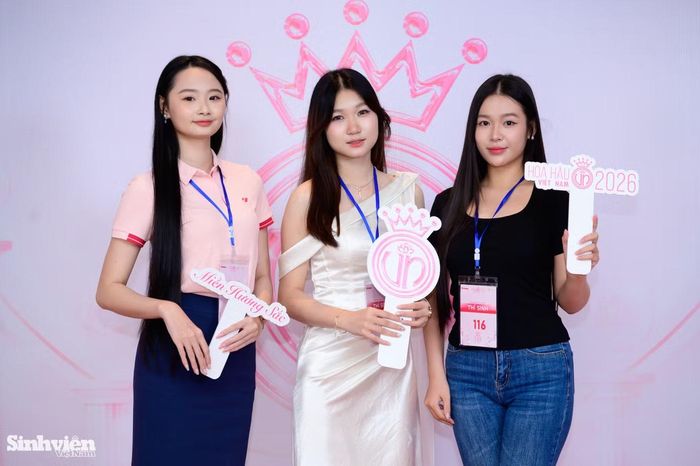 Nữ sinh trường ĐH Hải Dương rạng rỡ tại thảm đỏ sự kiện.