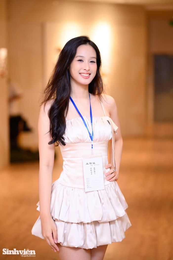 Bùi Mai Linh (20 tuổi, Hải Phòng) là sinh viên năm thứ ba, ngành Quản lý Tài nguyên và Môi trường, ĐH Kinh tế Quốc dân. Khi được xướng tên vào vòng trong, nữ sinh không giấu được sự xúc động: "Thực sự mình vừa vui, vừa hồi hộp, đến khi đứng trên sân khấu chụp ảnh kỷ niệm rồi vẫn không tin là mình đã lọt vào vòng trong". Đối với cô gái 20 tuổi, thử thách lớn nhất trong ngày thi không phải là nhân trắc học hay phỏng vấn, mà chính là việc vượt qua sự tự ti, nhút nhát của bản thân để bước ra khỏi vùng an toàn.