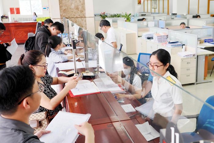  Tiếp nhận và giải quyết hồ sơ thuế tại trụ sở Thuế TPHCM. ẢNH: HOÀNG HÙNG 