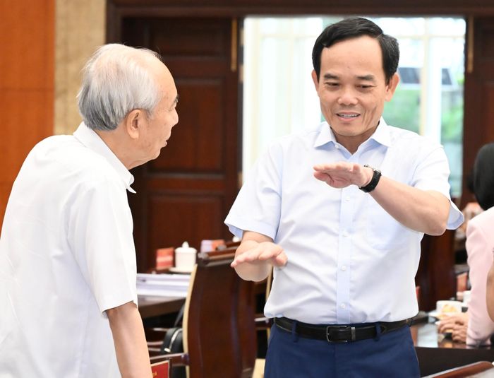 Đồng chí Trần Lưu Quang trao đổi với đồng chí Huỳnh Đảm trước giờ diễn ra hội nghị 