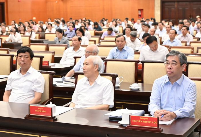  Nguyên Ủy viên Trung ương Đảng, nguyên Chủ tịch Ủy ban Trung ương MTTQ Việt Nam Huỳnh Đảm; Phó Bí thư Thành ủy, Chủ tịch HĐND TPHCM Võ Văn Minh và đồng chí Nguyễn Phước Lộc, Phó Bí thư Thành ủy, Chủ tịch Ủy ban MTTQ Việt Nam TPHCM dự hội nghị. Ảnh: VIỆT DŨNG 