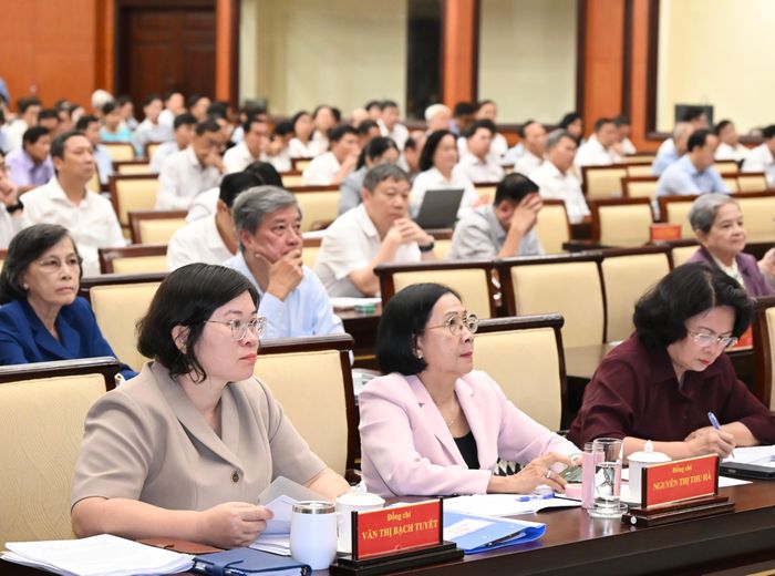  Nguyên Ủy viên Trung ương Đảng, nguyên Phó Chủ tịch nước Đặng Thị Ngọc Thịnh; nguyên Ủy viên Trung ương Đảng, nguyên Phó Bí thư Thành ủy TPHCM Nguyễn Thị Thu Hà và Phó Bí thư Thành ủy TPHCM Văn Thị Bạch Tuyết dự hội nghị. Ảnh: VIỆT DŨNG 