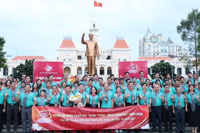  Ngay sau lễ dâng hoa, báo công, đoàn đại biểu khởi hành đi Côn Đảo. Ảnh: LÊ THOA 
