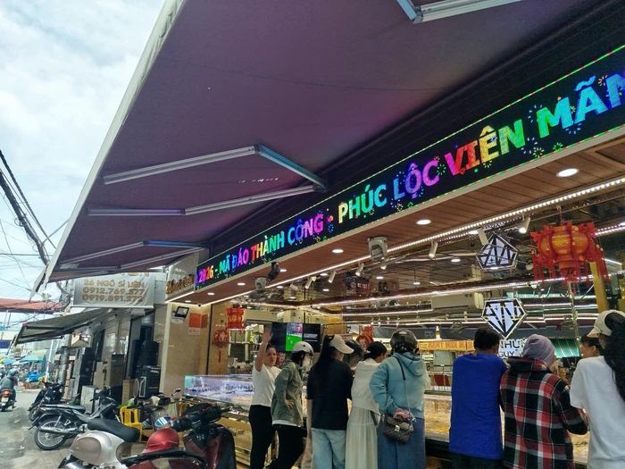  Các tiệm vàng khác trong chợ Phan Thiết vẫn mở cửa, người đến chủ yếu bán vàng. Ảnh: TIẾN THẮNG 