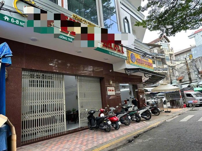  Các tiệm vàng khu vực chợ Biên Hòa, TP Đồng Nai thưa vắng khách hàng. Ảnh: XUÂN TRUNG 