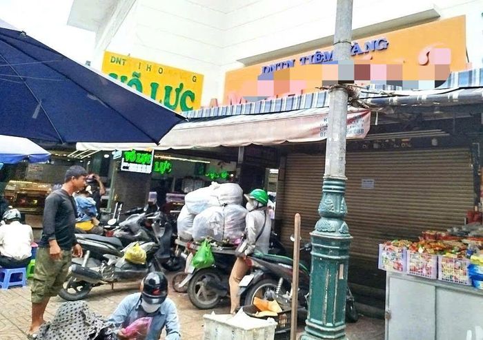 Một tiệm vàng trong chợ Phan Thiết đóng cửa với lý do "sức khỏe". Ảnh: TIẾN THẮNG 