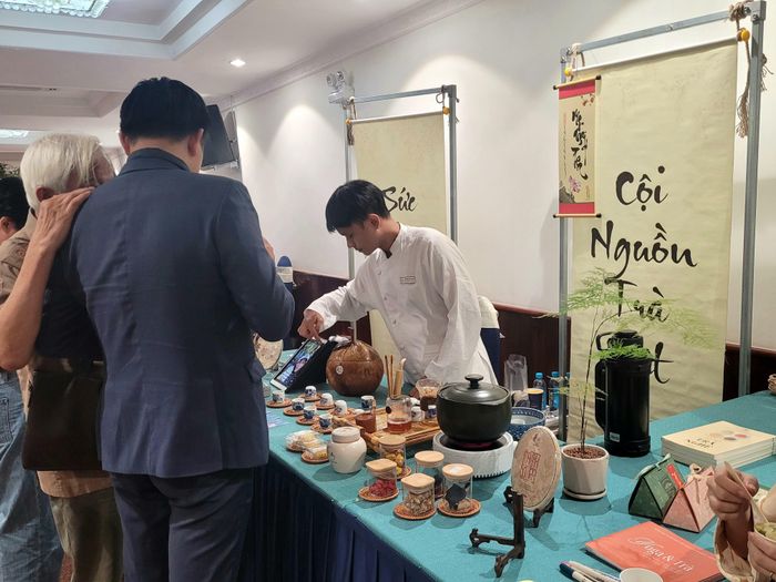  Khách tham quan và thưởng thức trà Việt tại sự kiện 