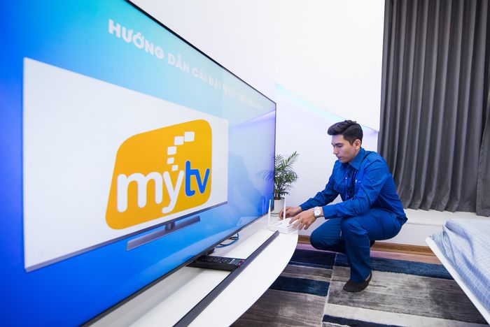  Kỹ thuật viên VNPT khảo sát và tối ưu hệ thống wifi, giúp duy trì kết nối ổn định tại nhiều vị trí trong ngôi nhà. Ảnh: C.H 