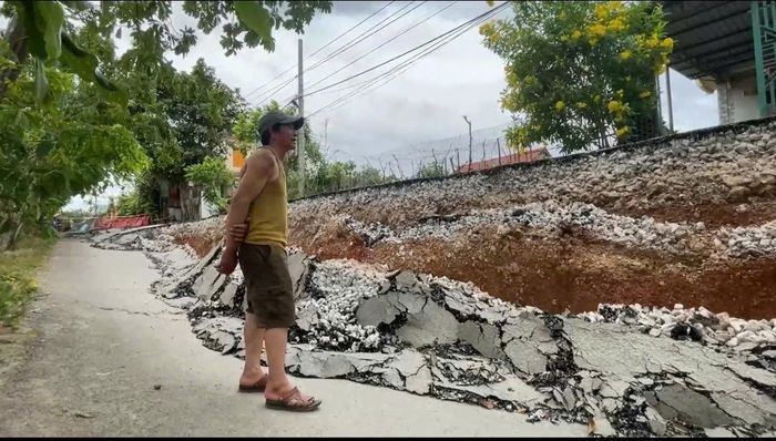  Hiện tượng sụt lún bất thường đoạn kè và đường An - Sơn qua thôn Thạch Bàn, xã Lệ Thủy có thể do vỡ túi bùn dưới chân công trình 
