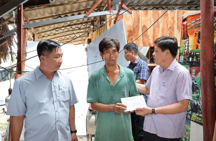  Đại diện chính quyền địa phương xã Đá Bạc (tỉnh Cà Mau) trao tiền hỗ trợ người dân bị ảnh hưởng bởi dông lốc 