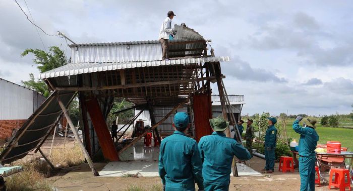  Lực lượng chức năng hỗ trợ người dân khắc phục hậu quả dông lốc 