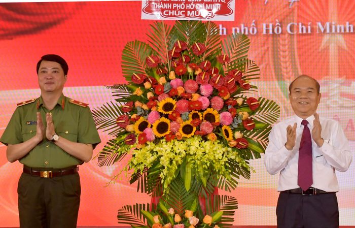  Phó Chủ tịch UBND TPHCM Trần Văn Bảy tặng hoa Ban tổ chức hội thi 