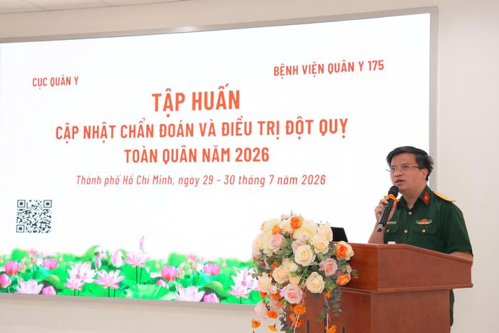  Trung tá, TS.BS Hoàng Tiến Trọng Nghĩa, Chủ nhiệm Khoa Nội thần kinh, Bệnh viện Quân y 175 phát biểu tại buổi tập huấn Ảnh: TRẦN CHÍNH 