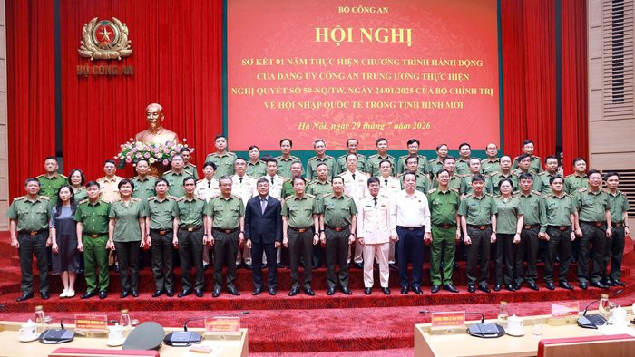  Lãnh đạo Bộ Công an và đại diện Cục Đối ngoại chụp ảnh lưu niệm. Ảnh: MINH HẢI 