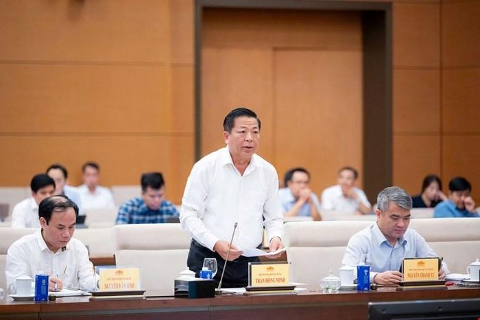  Bộ trưởng Bộ Xây dựng Trần Hồng Minh trình bày về dự thảo Luật Nhà ở (sửa đổi). Ảnh: CẨM HÀ 