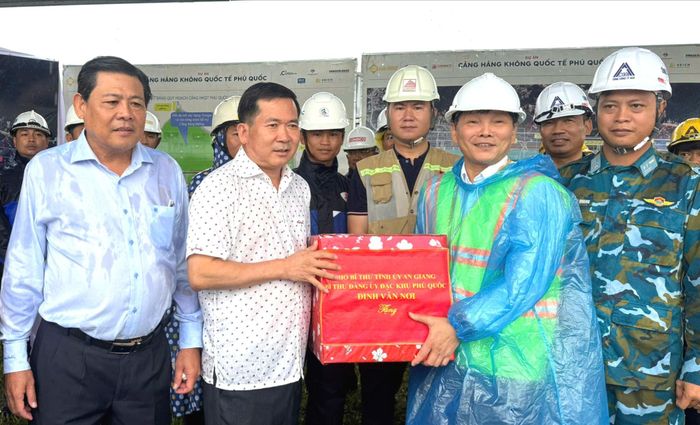 Đồng chí Đinh Văn Nơi thăm hỏi, động viên, tặng quà nhà thầu thi công tại Dự án mở rộng Cảng hàng không quốc tế Phú Quốc