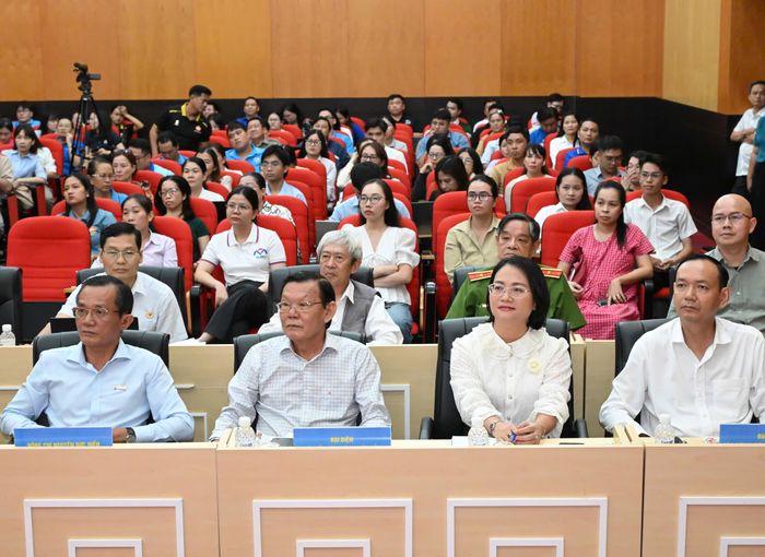Các đại biểu và học viên tham dự lớp bồi dưỡng. Ảnh: VIỆT DŨNG